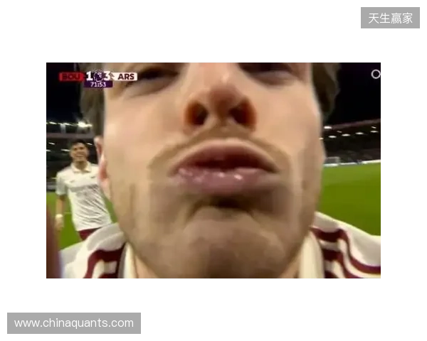 小雷:摄像机都是口水,得管你收费了!赖斯:只是轻吻了一下😂 小雷:摄像机都是口水,得管你收费了!赖斯:只是轻吻了一下😂